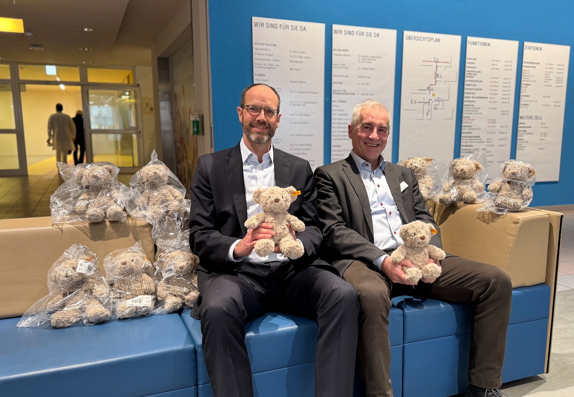Markus Kilian (l. ) und Dr. Dennis Göbel inmitten vieler kleiner Teddybären