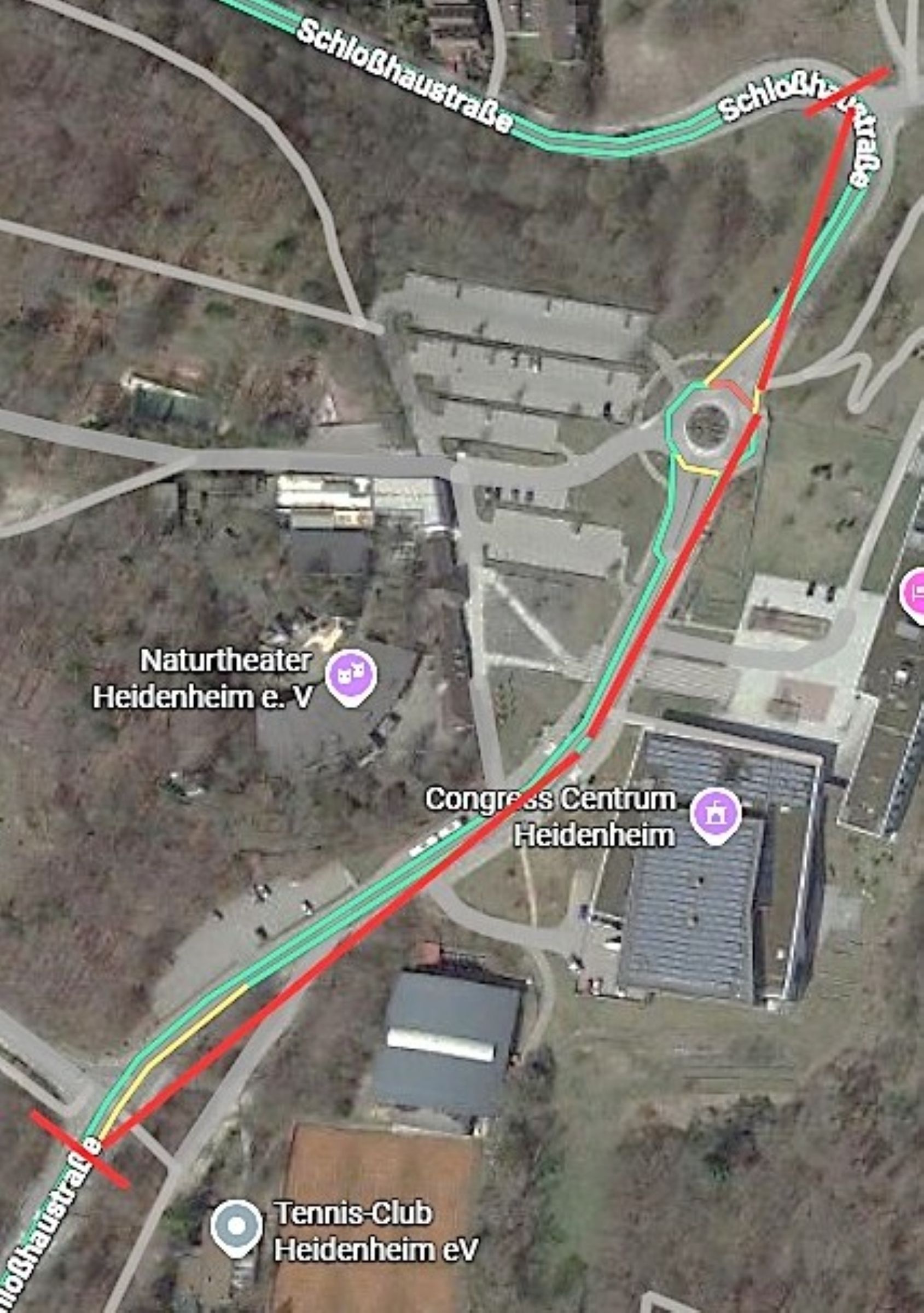 Mit Verkehrsbehinderungen ist auf der Schloßhaustraße zu rechen.