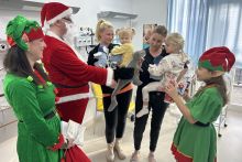 Nikolaus mit seinen Elfen überraschte die kleinen Patientinnen und Patienten in der Heidenheimer Kinderklinik