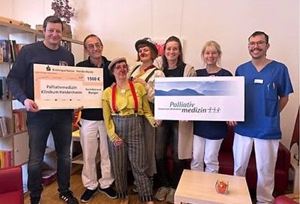 Über die Spende des Sanitätshauses Berger freuten sich die Mitarbeitenden der Palliativstation