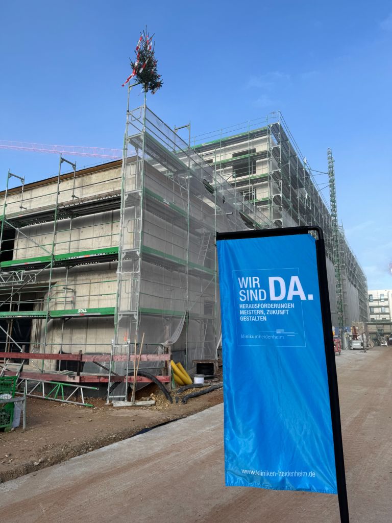 Der Richtbaum ist am Haus L angebracht
Klinikum Heidenheim