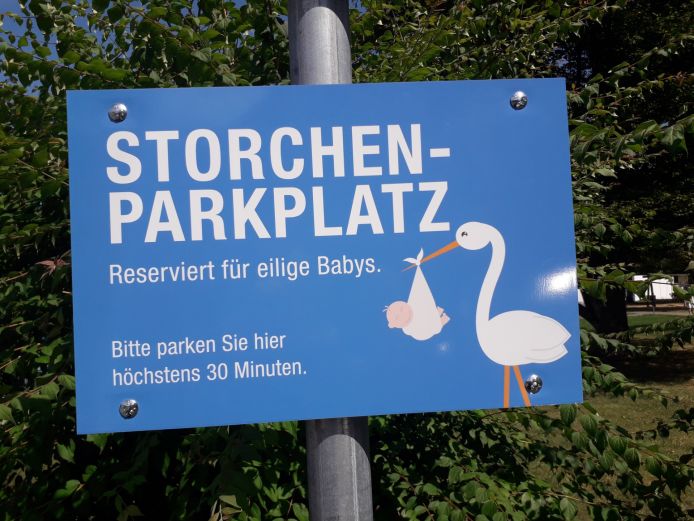 Storchenparkplatz vor dem Haupteingang