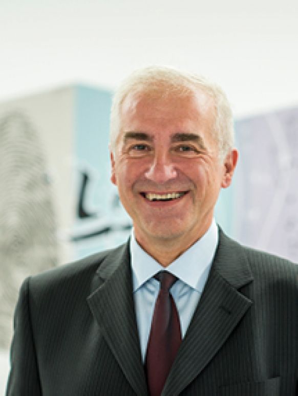Geschäftsführer Dr. Dennis Göbel