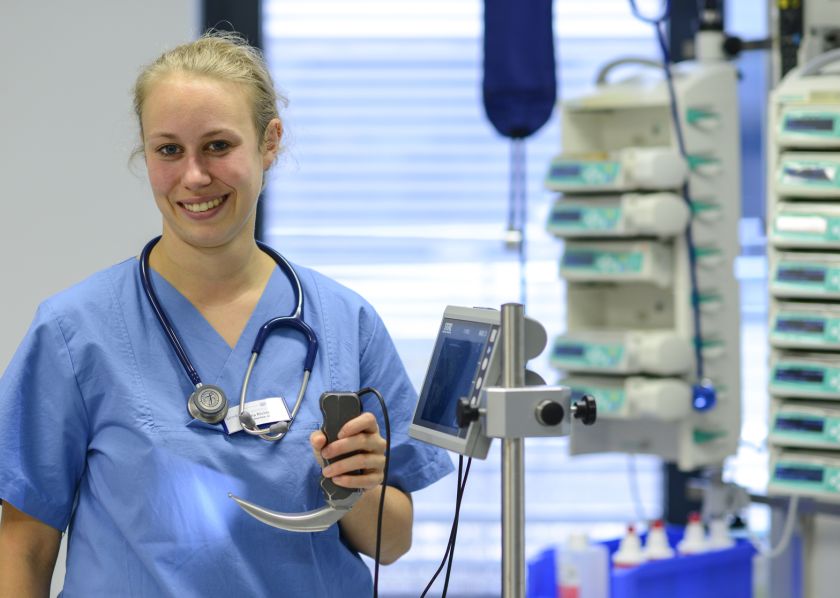 Medizinstudentin im praktischen Jahr am Klinikum Heidenheim