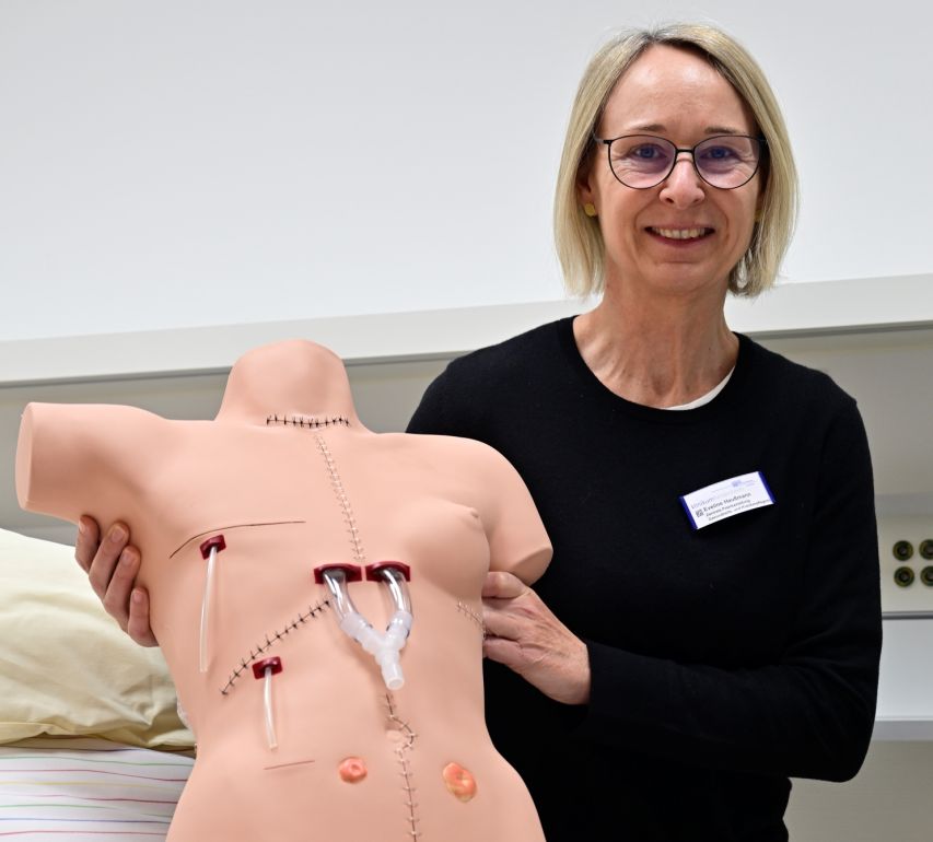 Wundexpertin Eveline Haußmann mit einem Modell zur Demonstration der Versorgung bei beispielsweise schlecht heilenden Wunden. Wundexpertin Eveline Haußmann mit einem Modell zur Demonstration der Versorgung bei beispielsweise schlecht heilenden Wunden.