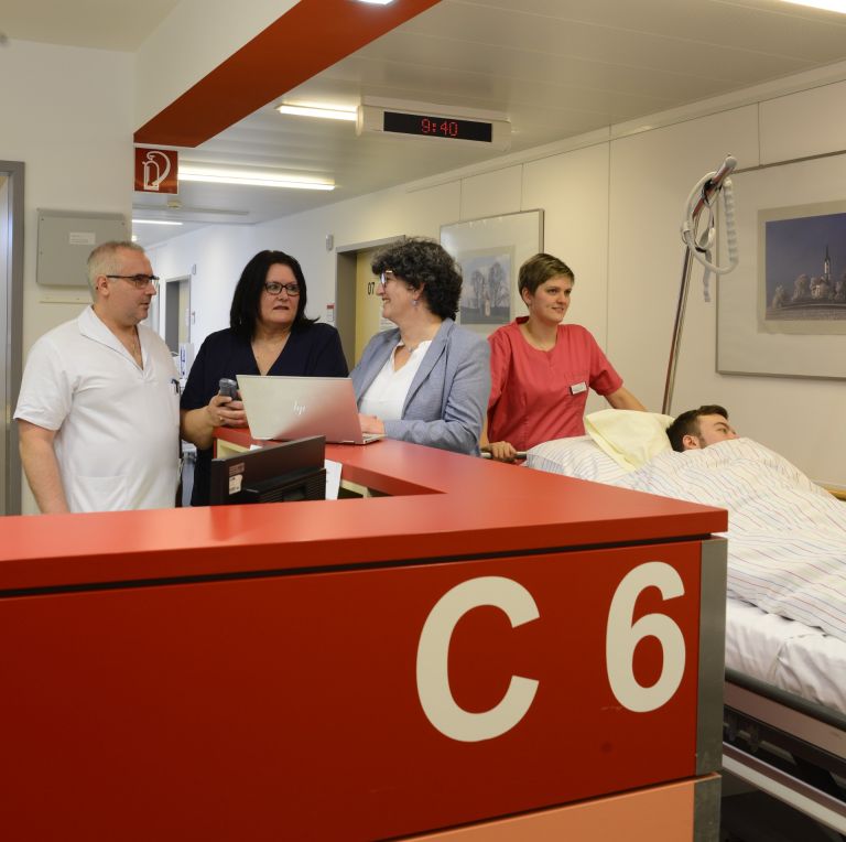 Pflegedienstleitung mit Stationsleitung auf Station C6 im Klinikum Heidenheim